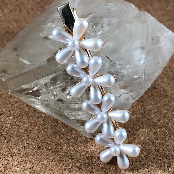 no brand Accessories - Daisy pearl hair clip/barrette